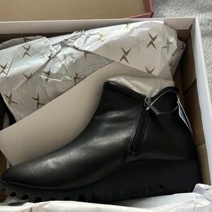 Aetrex women’s leather ankle boots